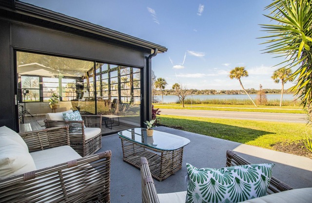 Charming lakefront home minutes from downtown Lakeland!