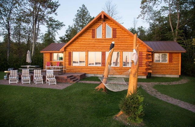 Charming Lakefront Log Cottage, mit 4-Sterne-Einrichtungsgegenstände, 15 min. N von Mighty Mac