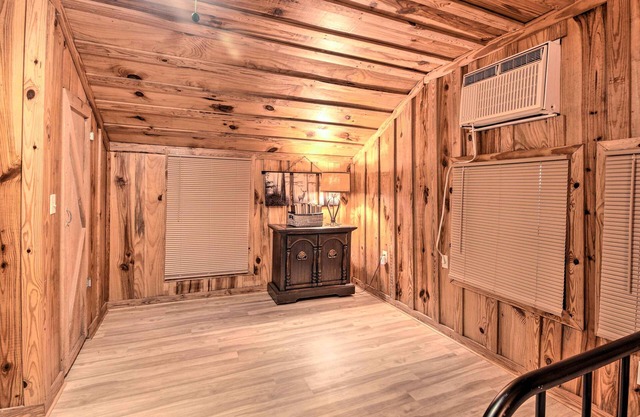 Charming Lakefront Retreat w/Pier & Grill!