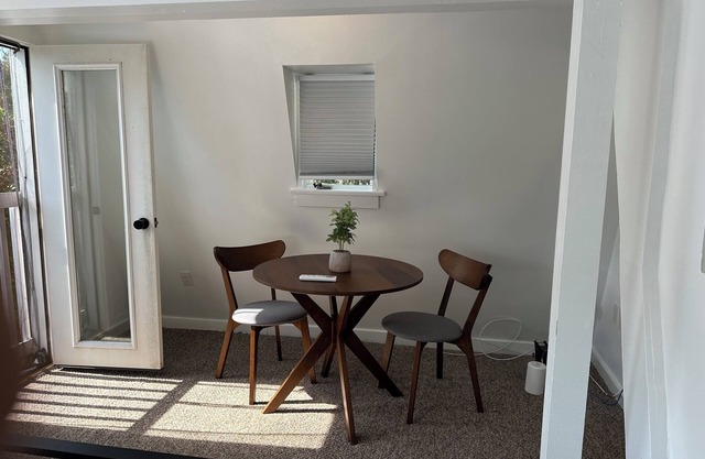 Charming Lakefront studio with panoramic lake views.