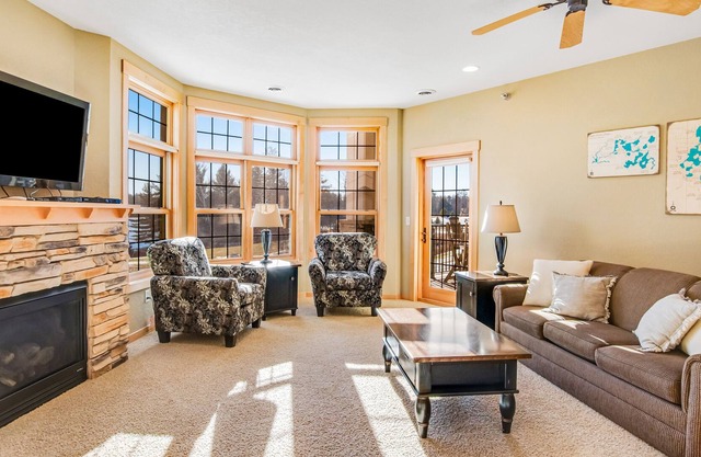 Charming lakefront condo with pool, fireplace, hot tub, golf, & washer/dryer