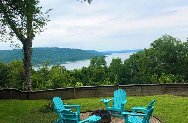 Charming Lakehouse overlooking Greers Ferry Lake