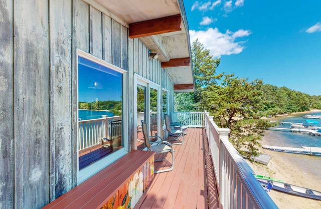 Charming lakehouse with grill, balcony, kayaks, & fast WiFi
