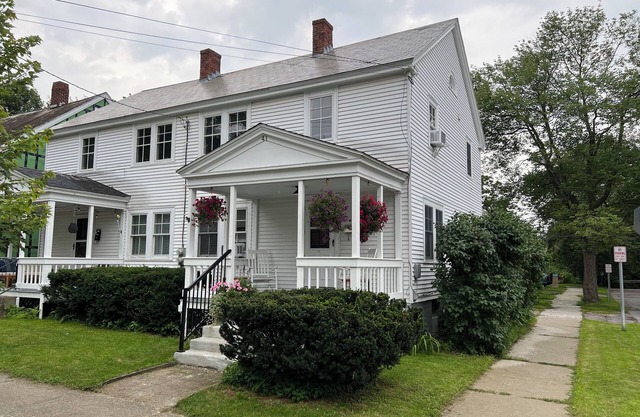Charming Lakeside Beach House, three bedrooms in fabulous Burlington
