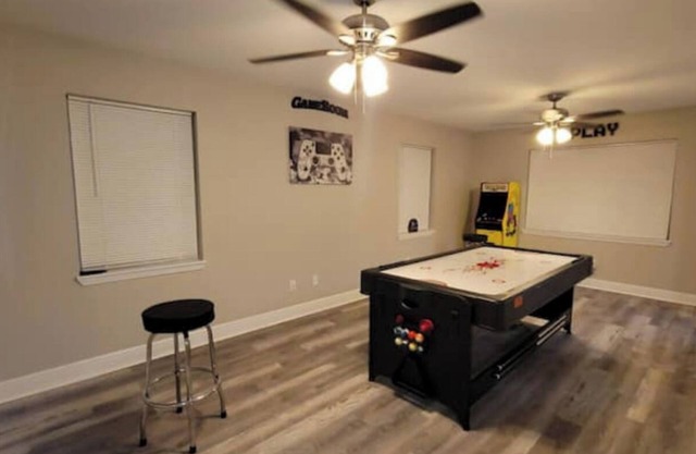 Charming 3-bedroom townhome with King bed in New Orleans with gameroom, WiFi, AC