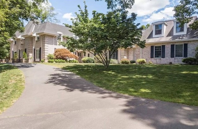 Charming, Large Cozy 1-bedroom house in fabulous Berlin with WiFi, near Hartford