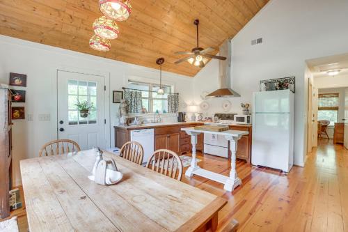 Charming Lawley Cottage Deck, Fire Pit and Yard!