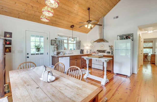 Charming Lawley Cottage: Deck, Fire Pit & Yard!