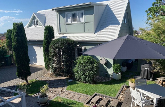 Charmantes, lichtdurchflutetes Ferienhaus nur 150 Meter vom Merewether Beach und den Bädern entfernt.
