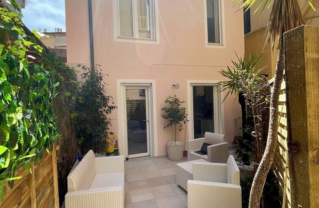 Charming little house with patio close to Monaco