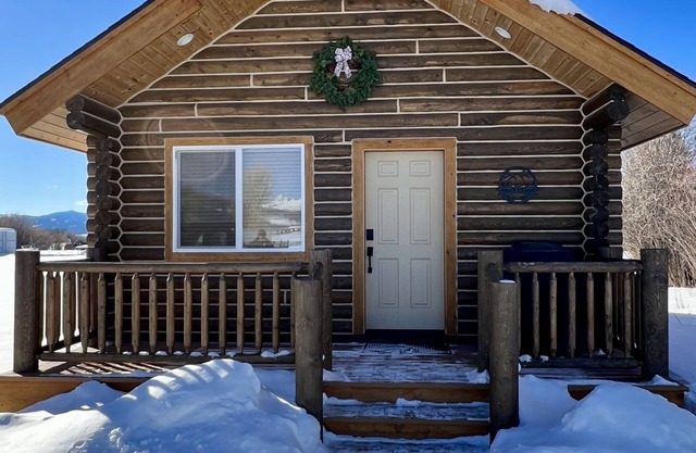 Charming Log Cabin close to GTNP with fishing access nearby
