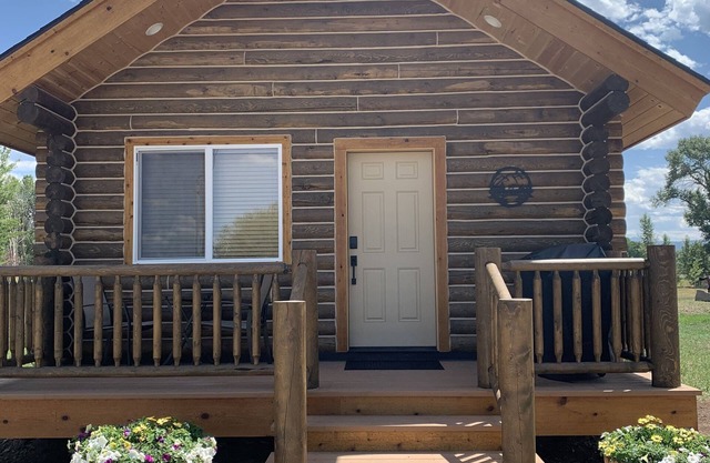 Charming Log Cabin close to GTNP with fishing access nearby