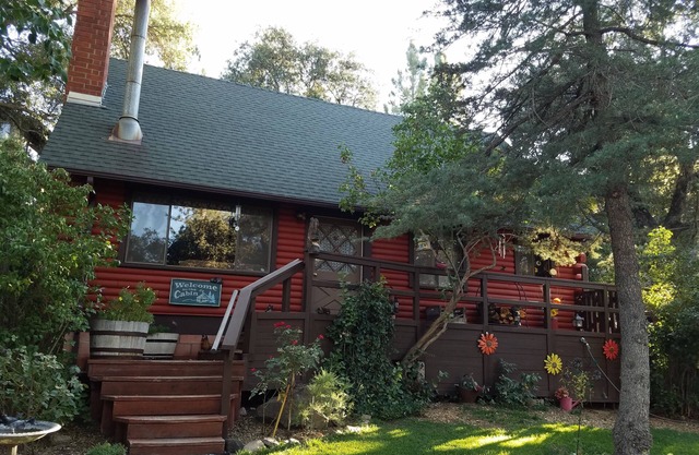 Charmantes Blockhaus, umgeben von den Hügeln des Cleveland National Forest