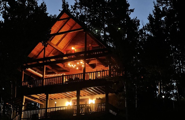 Charming log cabin with spectacular views of the valley. Comfy and cozy.