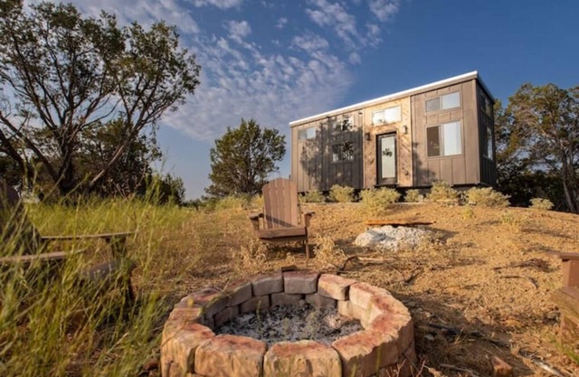 Charming Lookout Retreat – Perfect Tiny Home w/ Scenic Vistas