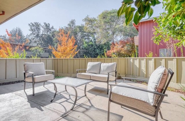 Charming Los Gatos 2BR w/ W/D & Pool, 10 mins to Netflix, by Blueground