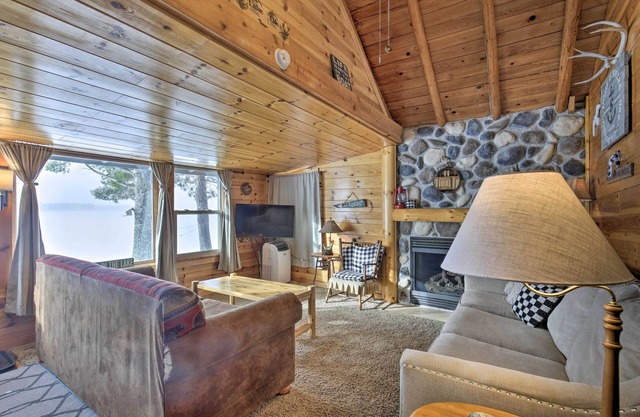 Charming Lost Lake Cabin: Fish, Boat & Hunt!