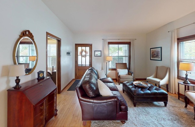 Charming Lower Near Hospitals/Green Bay/Astor