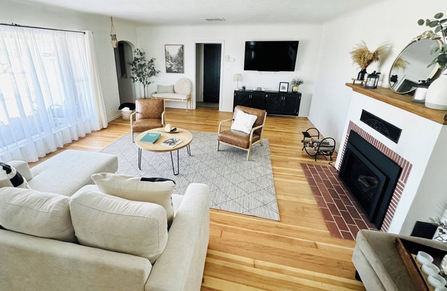 Charming, luxurious 3-bedroom Fresno County farmhouse w WIFI