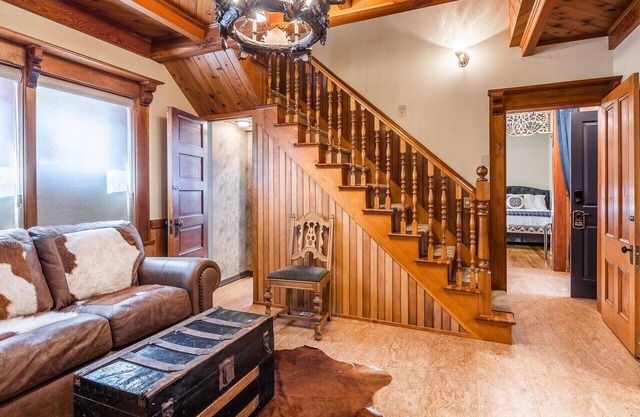 Charming Luxurious Downtown Victorian Home 2 bedrooms Living areas 2500 sq ft.
