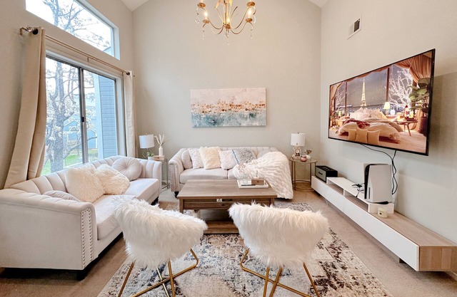 Charming Luxury 2BR, Office setting +Free Parking