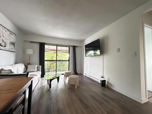 Charming Main Street Suite with Parking for 6 Guests