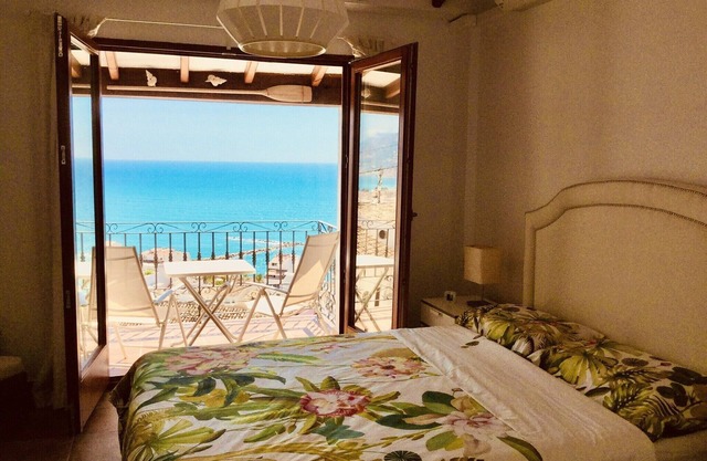 Charmantes mediterranes Reihenhaus mit Panoramablick auf das Meer in bester Lage