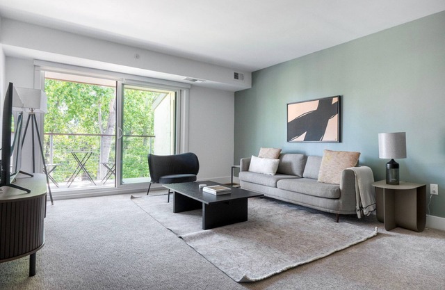 Charming Menlo Park 1BR w/ Gym & Pool, nr Shops, by Blueground