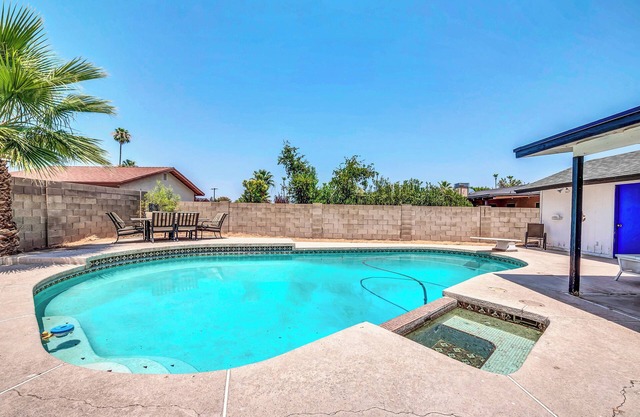 Charming Mesa Retreat on quiet Cul-De-Sac with Pool & Pet Friendly