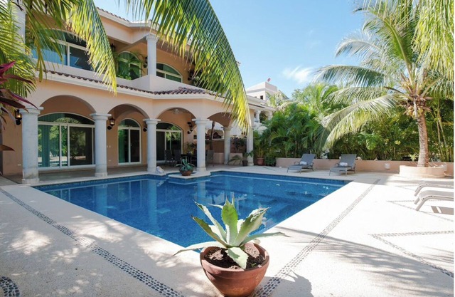 Charmante mexikanische Kolonialvilla mit 5 Schlafzimmern, einem fantastischen Pool, einer Terrasse und einem Garten.