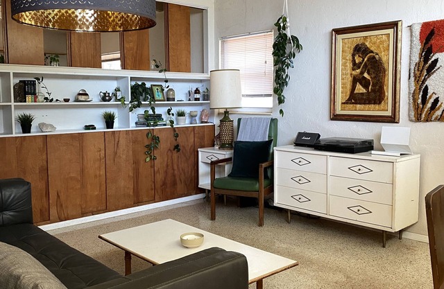 Charming mid-century home close to downtown St Pete, beaches, and Tampa