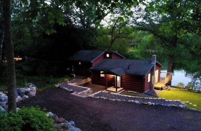 Charming modern 2-bedroom lakeside-cabin in excellent Centuria with WiFi, AC