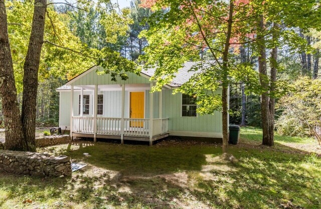 Charming, modern 2-bedroom home steps from public beach on Kennebunk Pond.