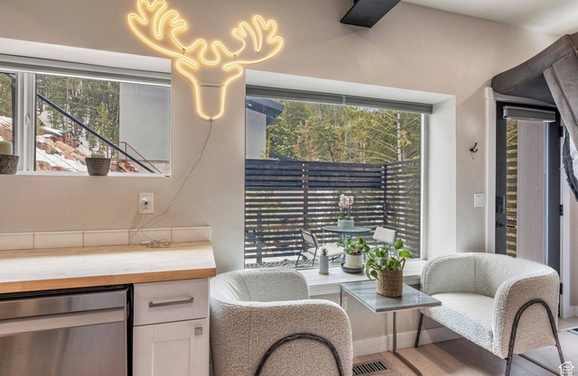 Charming, modern 2bed apartment w/large private garage in phenomenal Summit Park