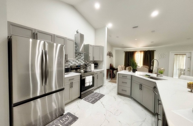 Luxurious, Charming & Modern 4-bedroom 2-bathroom in brilliant Palm Bay