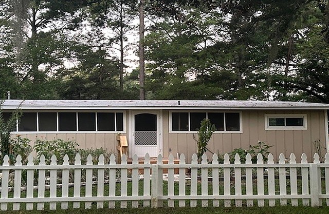 Charming modern cottage, in Crawfordville with extra parking for your boat.
