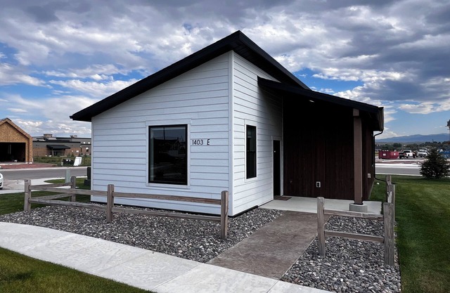 Charming Modern Cabin - Minutes from the Mountains!
