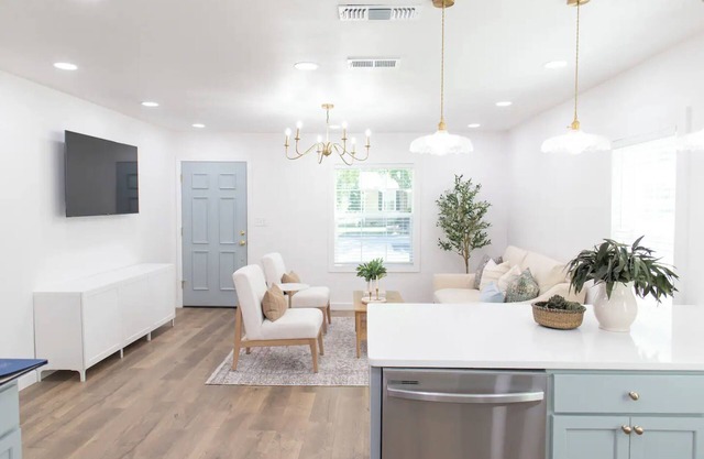 Charming Modern Cottage Getaway – Cozy, Stylish, & Perfectly Located!