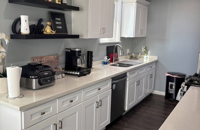 Charming Modern Dog Friendly 3-bedroom House near Disneyland
