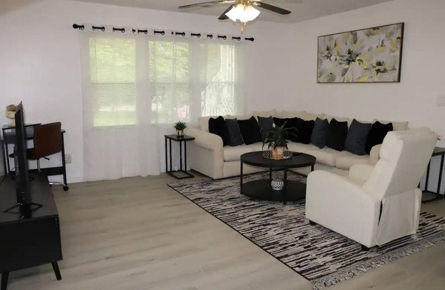 -> Charming Modern Guest House Near Lake Lanier.