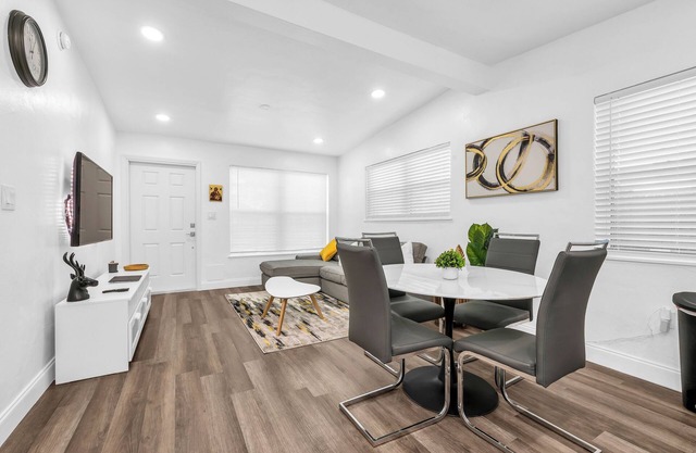 Charming, Modern, Smart Home /Office / Fast WIFI/ Private Parking/ Huge Backyard