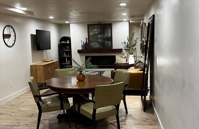 Charming Modern-Transittional 2-bedroom house with AC, WiFi in perfect SLC
