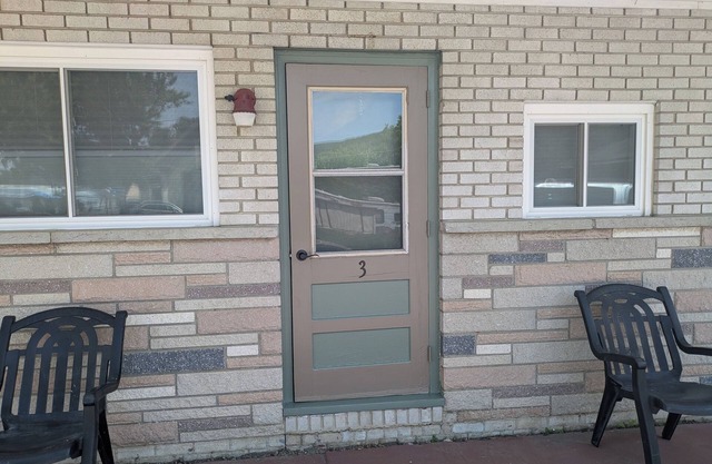 Charming motel room #3 with AC and WiFi in enjoyable Canaan