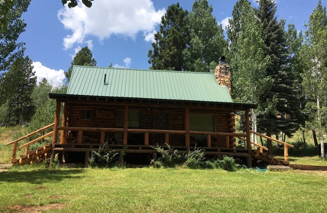 Rustikale Berghütte. In der Nähe des Zion & Bryce Canyon. Wi-Fi ist verfügbar.