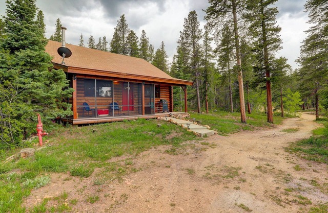 Charming mountain cabin located just minutes from Golden Gate Canyon State Park