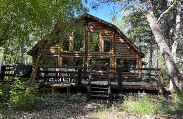Charming Mountain Cabin by Stream with Large Deck, 35 minutes from Park City.