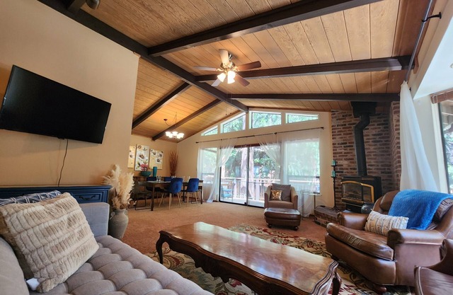 Charming Mountain Cabin: 3BD + Bonus Room in Woods