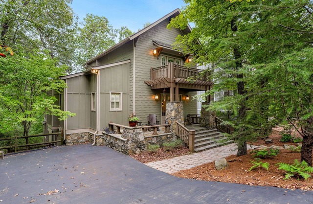 Charming mountain cottage close to golf & lakes with 2 fireplaces, decks