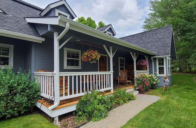 Charming Mountain Getaway in Heart of Hailey + Gorgeous Yard & Hot Tub!