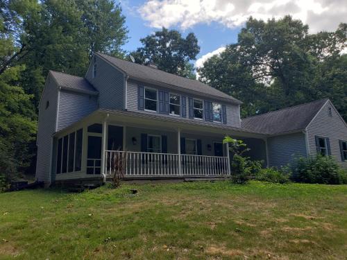 Charming Mountain View Home - Hiking Trail Waterfall Skiing